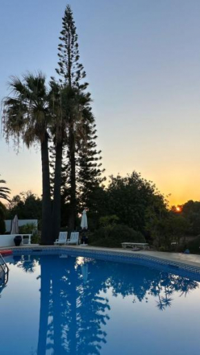 Studio de la Casa Paraiso avec, en plus, une terrasse privative extérieure semi couverte équipée d'un salon d'un coin repas d'une kitchenette, la grande piscine et les jardins sont partagés, à proximi